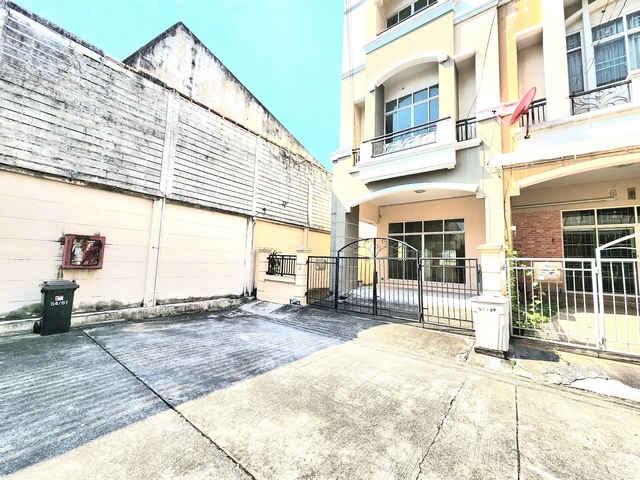 For SaleTownhomeEakachai, Bang Bon : For sale, 3-story townhome, Baan Parinlak. Ekkachai-Bang Bon, 33 sq m., corner house, newly renovated, near Central Rama 2.