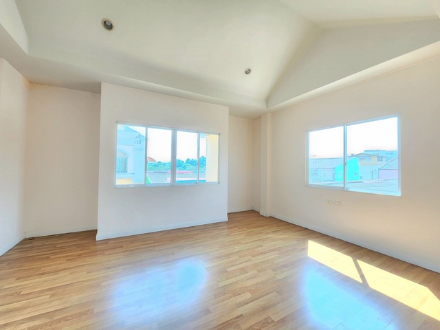 For SaleTownhomeEakachai, Bang Bon : For sale, 3-story townhome, Baan Parinlak. Ekkachai-Bang Bon, 33 sq m., corner house, newly renovated, near Central Rama 2.