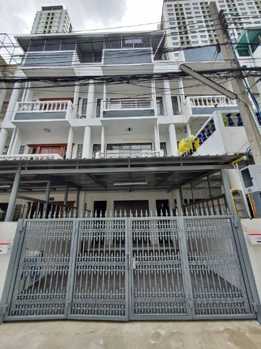 For RentTownhomePinklao, Charansanitwong : Townhouse for rent near Central Pinklao, just 3 minutes.