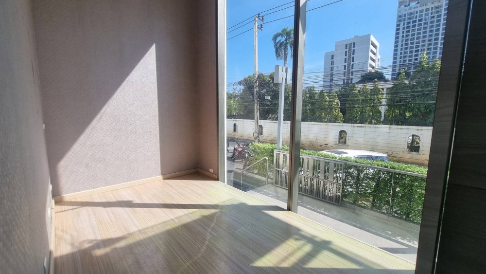 For RentRetail SpaceSukhumvit, Asoke, Thonglor : Phrom Phong space for rent For doing business, suitable for spas, tutoring schools, clinics, ceiling height 4 meters, usable area 115 sq m.