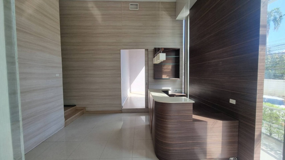 For RentRetail SpaceSukhumvit, Asoke, Thonglor : Phrom Phong space for rent For doing business, suitable for spas, tutoring schools, clinics, ceiling height 4 meters, usable area 115 sq m.