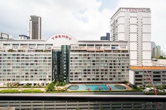 ขายคอนโดนานา : For Sale  Hyde Sukhumvit 13 3bedroom beautiful decoration (S03-0813)