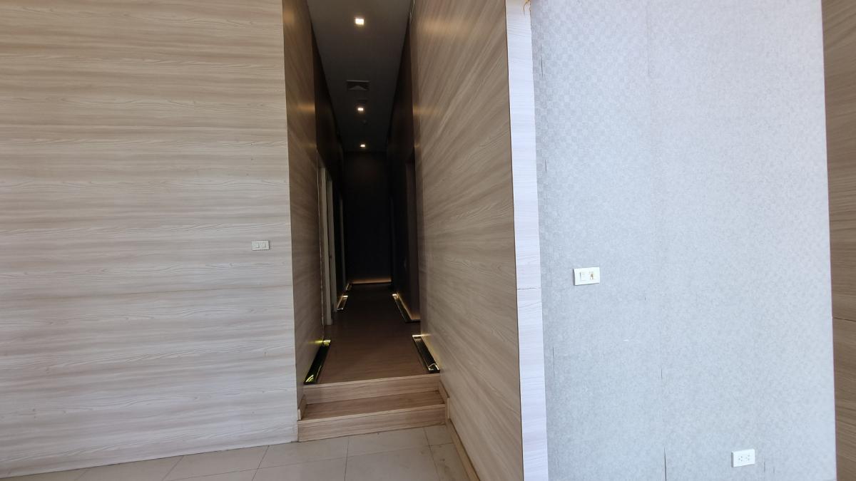 For RentRetail SpaceSukhumvit, Asoke, Thonglor : Phrom Phong space for rent For doing business, suitable for spas, tutoring schools, clinics, ceiling height 4 meters, usable area 115 sq m.