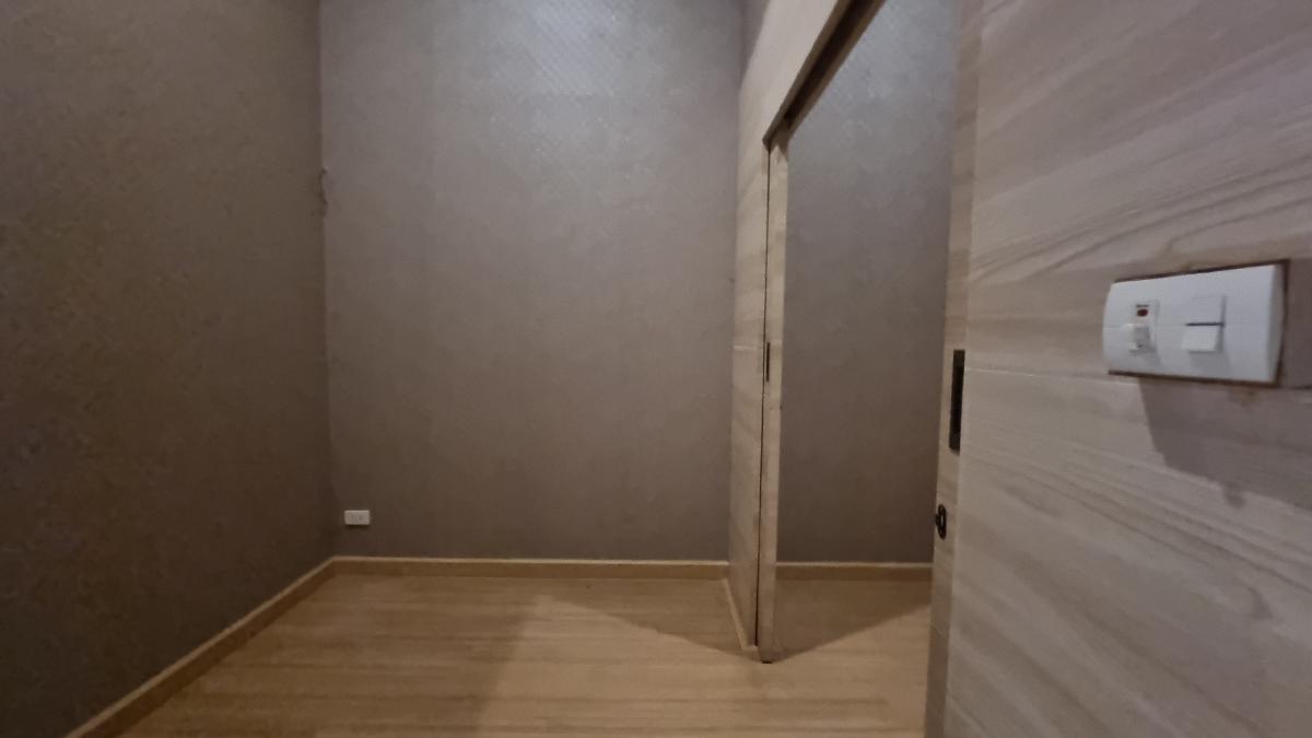 For RentRetail SpaceSukhumvit, Asoke, Thonglor : Phrom Phong space for rent For doing business, suitable for spas, tutoring schools, clinics, ceiling height 4 meters, usable area 115 sq m.