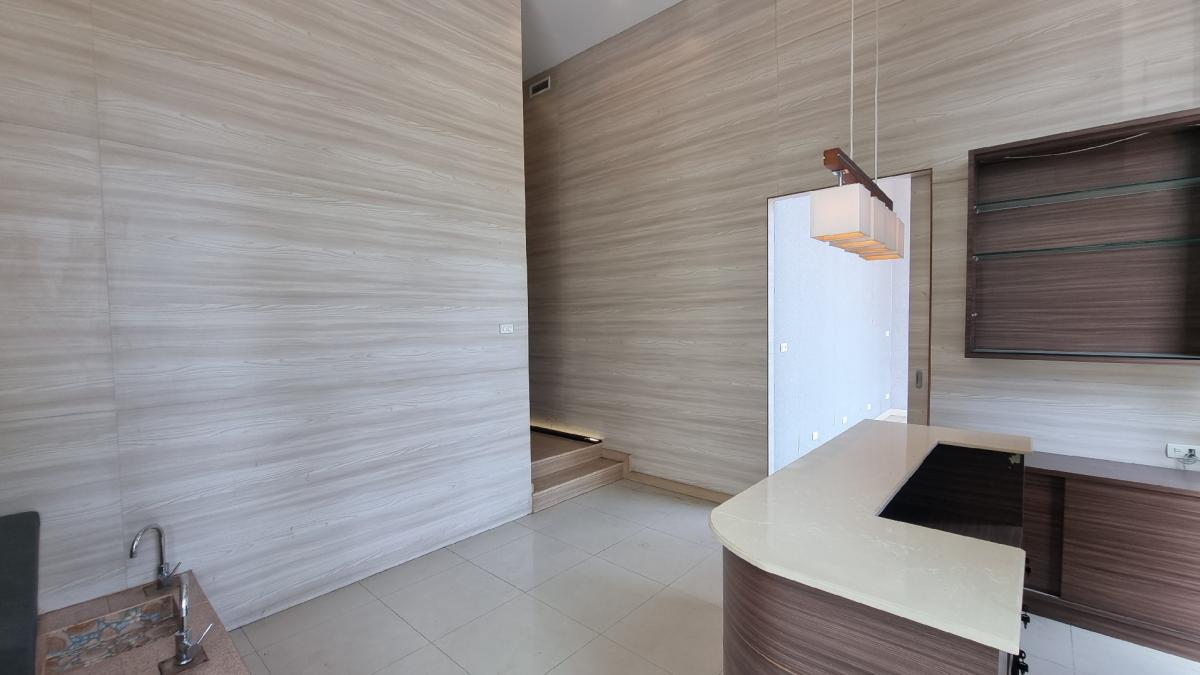 For RentRetail SpaceSukhumvit, Asoke, Thonglor : Phrom Phong space for rent For doing business, suitable for spas, tutoring schools, clinics, ceiling height 4 meters, usable area 115 sq m.