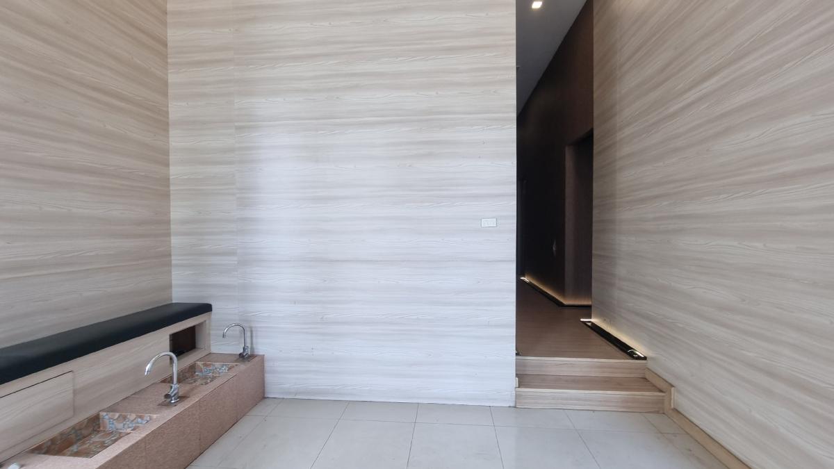 For RentRetail SpaceSukhumvit, Asoke, Thonglor : Phrom Phong space for rent For doing business, suitable for spas, tutoring schools, clinics, ceiling height 4 meters, usable area 115 sq m.