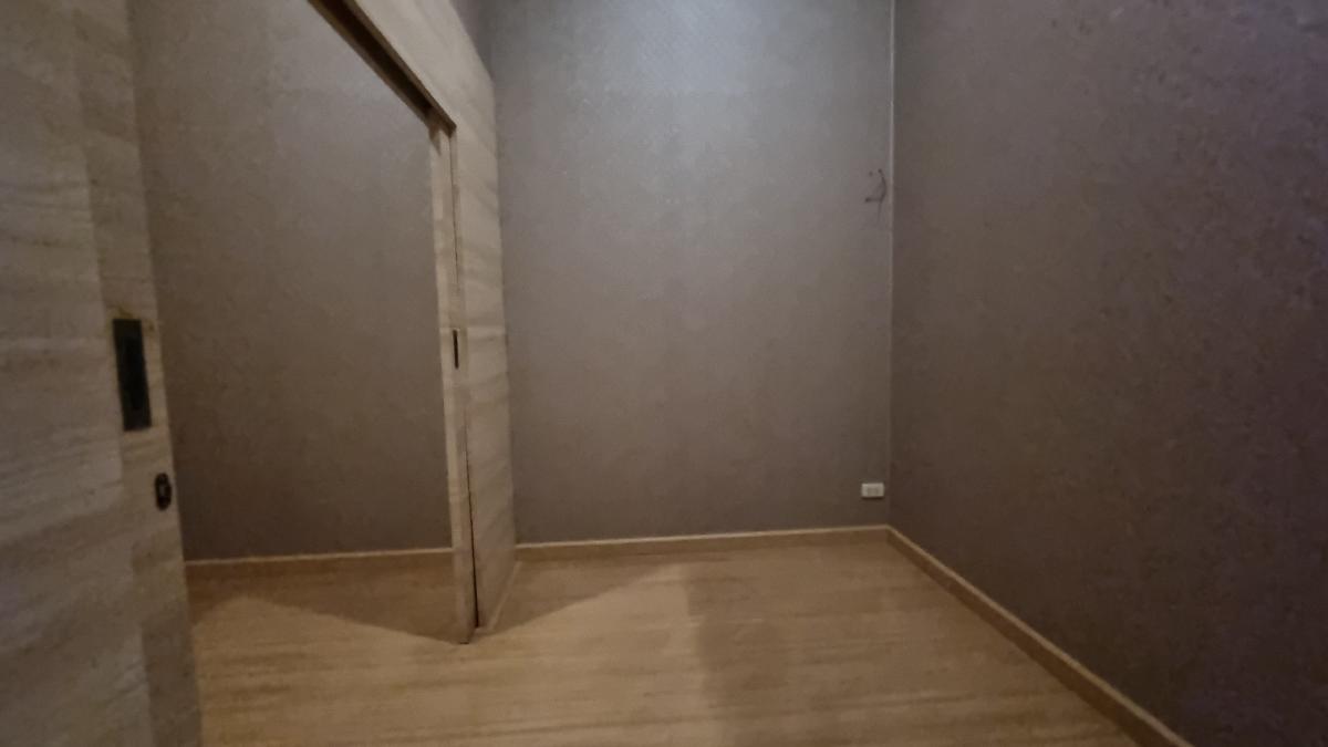 For RentRetail SpaceSukhumvit, Asoke, Thonglor : Phrom Phong space for rent For doing business, suitable for spas, tutoring schools, clinics, ceiling height 4 meters, usable area 115 sq m.