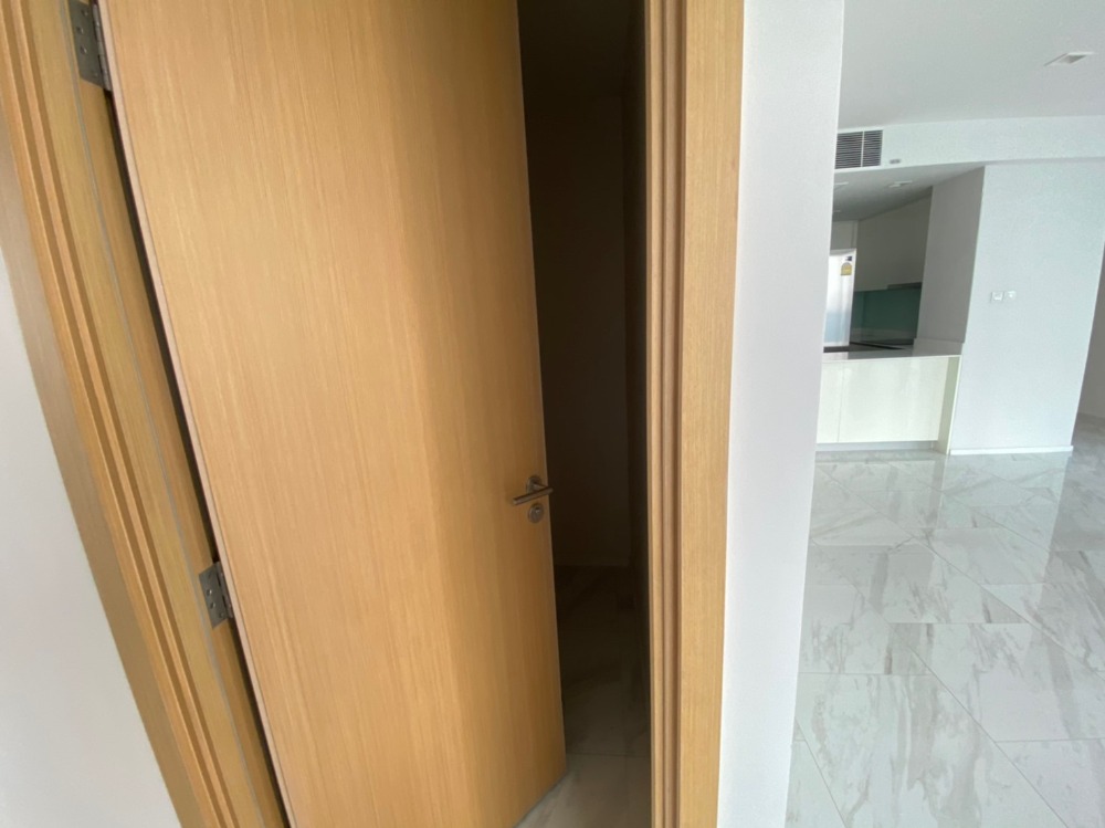 For RentCondoNana, North Nana,Sukhumvit13, Soi Nana : For rent Condo hyde sukhumvit 11 Penhouse 36floor 146 Sq.m (S03-1172)