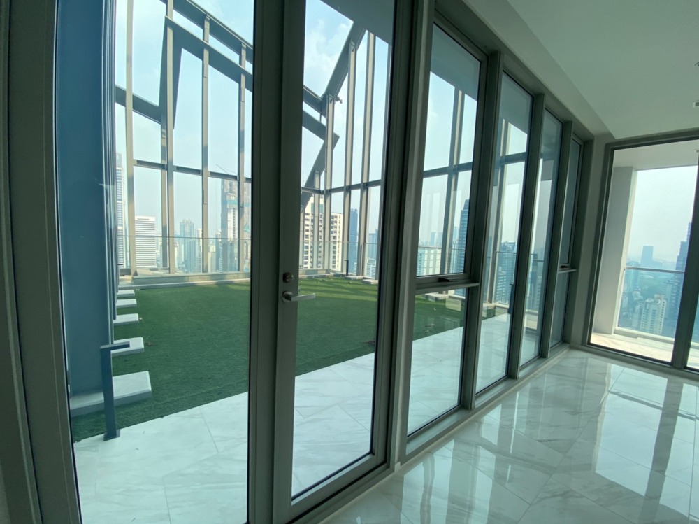 For RentCondoNana, North Nana,Sukhumvit13, Soi Nana : For rent Condo hyde sukhumvit 11 Penhouse 36floor 146 Sq.m (S03-1172)