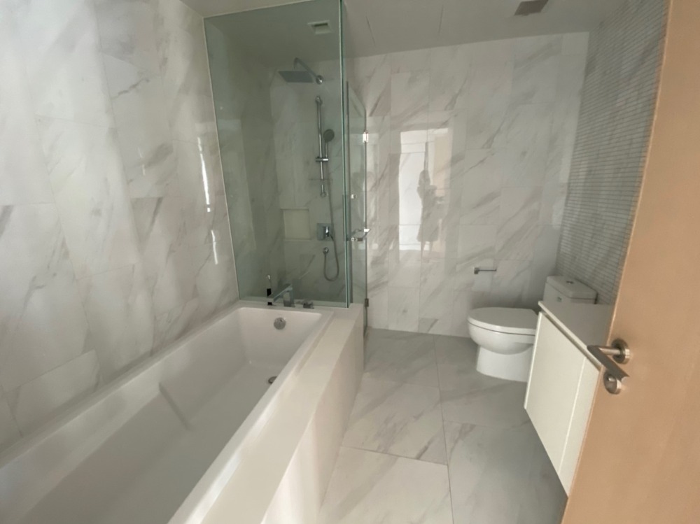 ขายคอนโดนานา : Sale  Hyde Sukhumvit11 142.16 Sq.m penthouse 40M  (S03-1173)