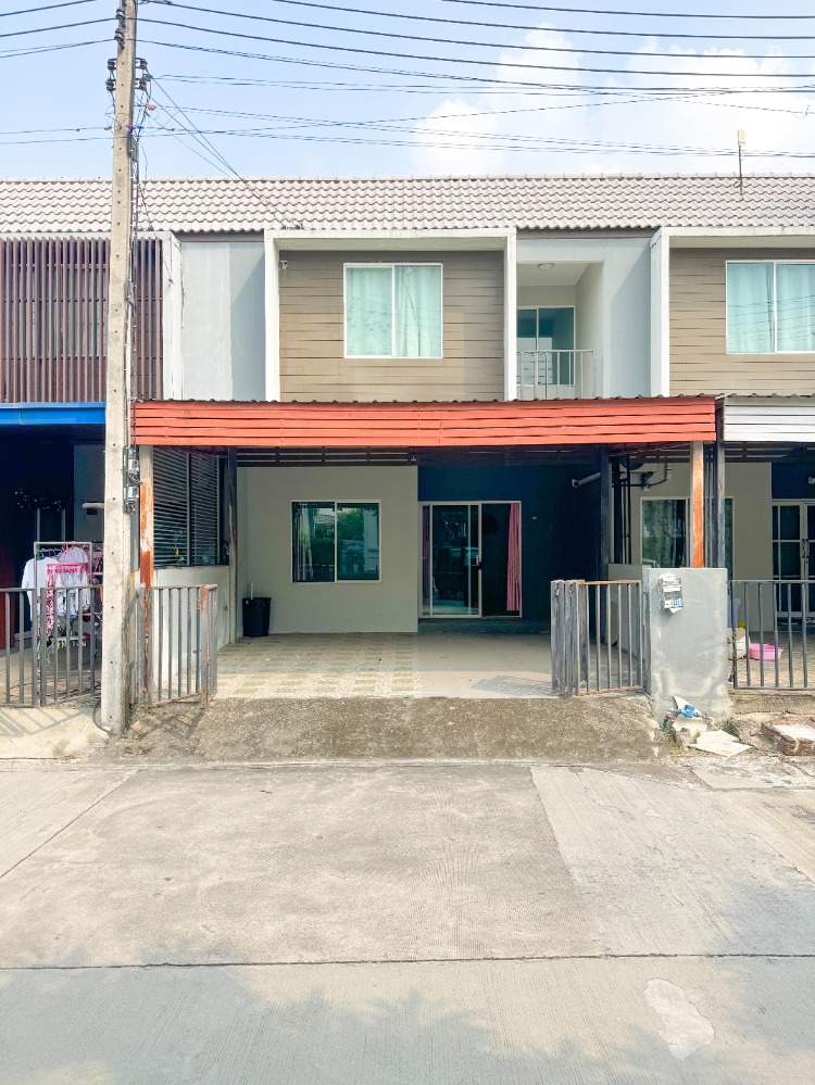 ขายทาวน์โฮมปทุมธานี รังสิต ธรรมศาสตร์ : 🔥ขายด่วน The Color รังสิต คลอง4 ทาวน์โฮม 2 ชั้น  ราคาถูกมากเพียง 1.5 ล้านบาท บ้านโปร่ง ลมเย็นสบาย