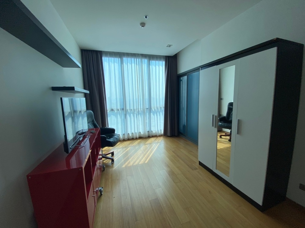 For RentCondoNana, North Nana,Sukhumvit13, Soi Nana : Condo for rent, Hdye Sukhumvit 13, high view, 3 bedrooms, 3 bathrooms, fully furnished, ready to move in.