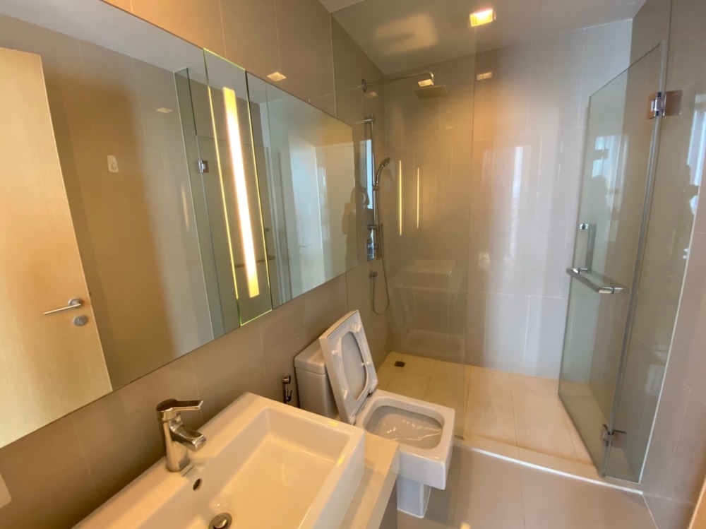 For RentCondoNana, North Nana,Sukhumvit13, Soi Nana : Condo for rent, Hdye Sukhumvit 13, high view, 3 bedrooms, 3 bathrooms, fully furnished, ready to move in.