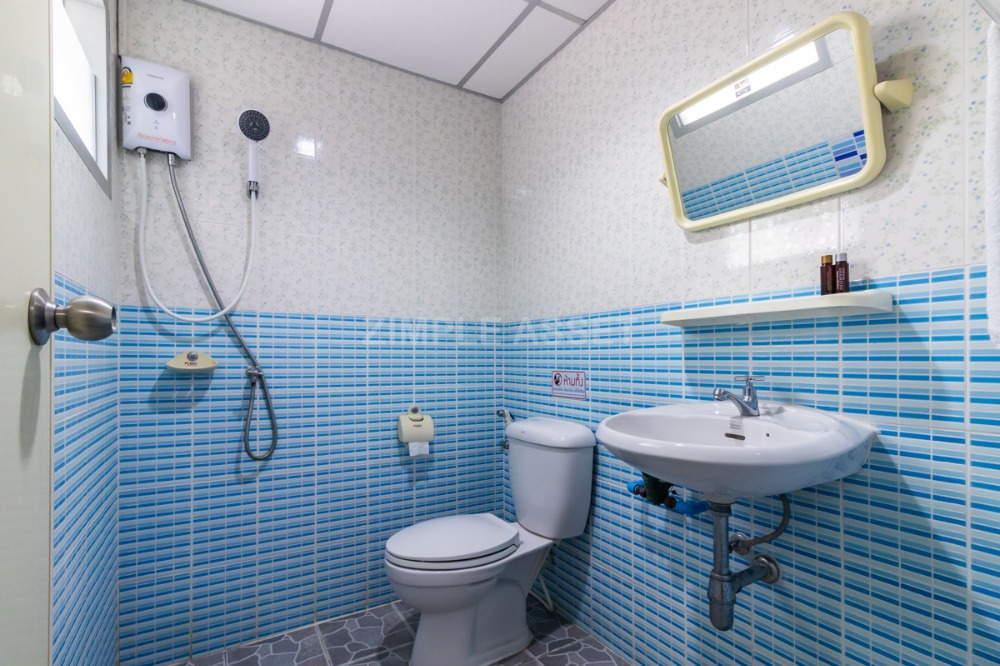 For RentLadprao101, Happy Land, The Mall Bang Kapi : Line @zimple_asset !Daily Room Only! Apartment in Latprao 124 close to BTS Yellow line Mahat Thai Station 1.6 km.