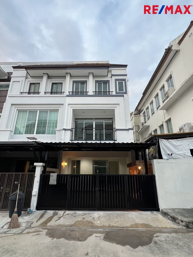 For SaleTownhomeKasetsart, Ratchayothin : Corner townhouse, 3 bedrooms, near the expressway entrance, Ratchadaphisek Road, Baan Klang Krung, The Royal Vienna Ratchavipha.