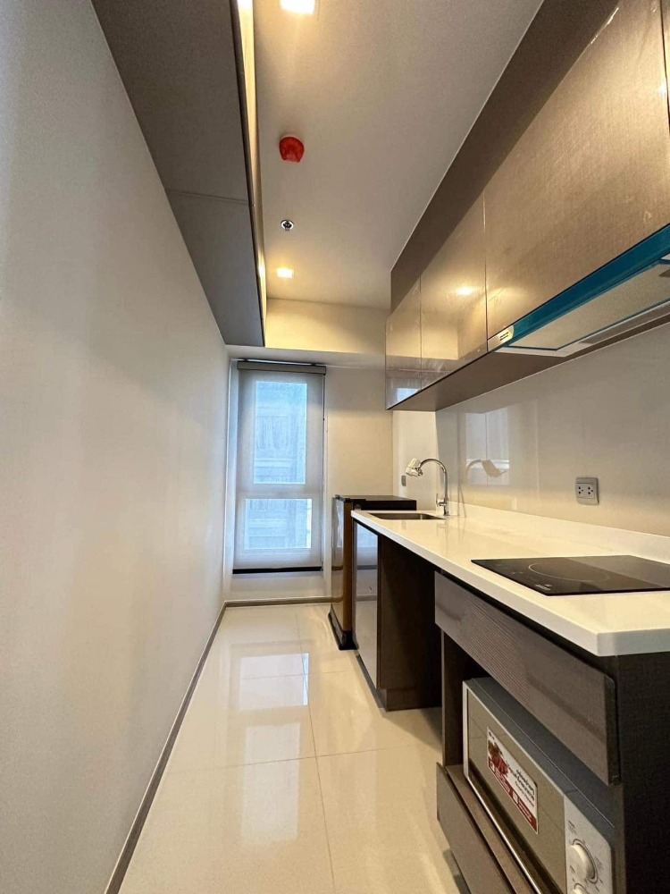 For SaleCondoLadprao, Central Ladprao : ✔️Good for living or investing as this brand new 2 Beds located in good location in Ladprao, just opposite Central Ladprao and few steps to BTS , never be rented, corner unit, nice modern decoration , closed kitchen.