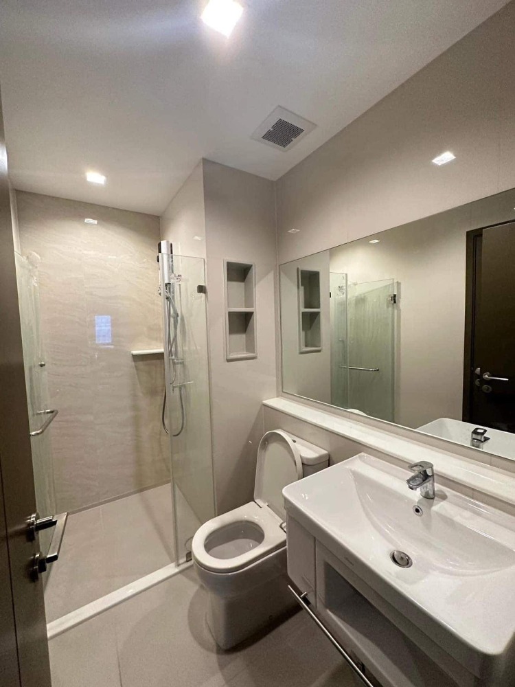 For SaleCondoLadprao, Central Ladprao : ✔️Good for living or investing as this brand new 2 Beds located in good location in Ladprao, just opposite Central Ladprao and few steps to BTS , never be rented, corner unit, nice modern decoration , closed kitchen.