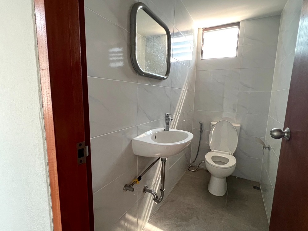 ขายอาคารพาณิชย์อารีย์ อนุสาวรีย์ : ขายอาคารพาณิชย์ ขนาด 7 ชั้น ซอยพหลโยธิน 14 จอดรถได้ถึง 25 คัน ใกล้ BTS อารีย์