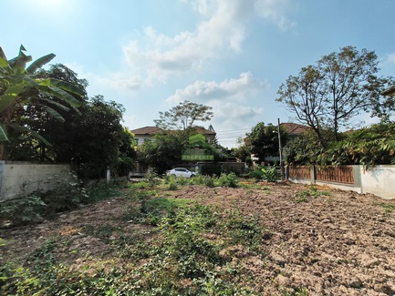 For SaleLandMin Buri, Romklao : Living Lagoon Village, Phraya Suren 39, area 76.2 sq.w., urgent sale, empty land, filled in, good location, suitable for building a house.