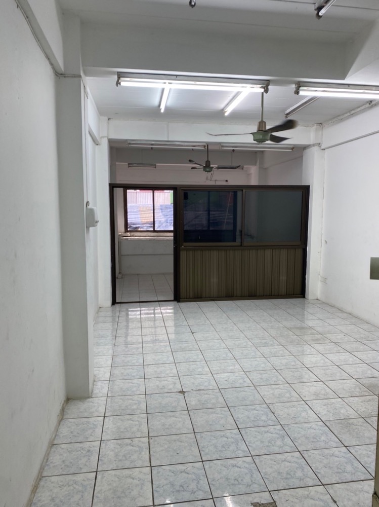 ขายอาคารพาณิชย์ราชเทวี พญาไท : อาคารพานิชย์ทำเลดีมาก  6  ชั้นพร้อมลิฟขนของ อยู่หลัวตึกใบหยก  รร.อินทราประตูน้ำ