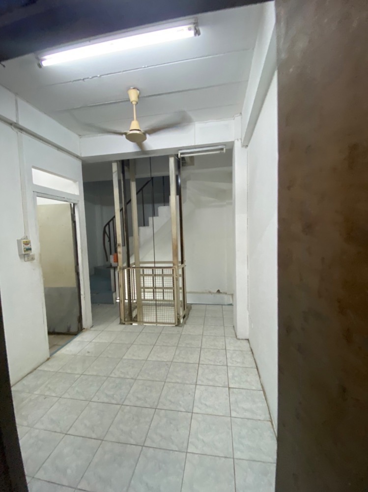 ขายอาคารพาณิชย์ราชเทวี พญาไท : อาคารพานิชย์ทำเลดีมาก  6  ชั้นพร้อมลิฟขนของ อยู่หลัวตึกใบหยก  รร.อินทราประตูน้ำ