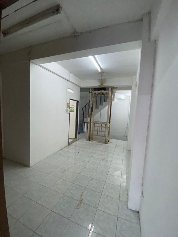 ขายอาคารพาณิชย์ราชเทวี พญาไท : อาคารพานิชย์ทำเลดีมาก  6  ชั้นพร้อมลิฟขนของ อยู่หลัวตึกใบหยก  รร.อินทราประตูน้ำ