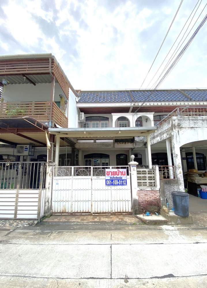 ขายทาวน์โฮมโชคชัย4 ลาดพร้าว71 : ขายบ้าน ทาวน์เฮ้าส์ 2 ชั้น 18 ตรว. หมู่บ้านแกรนด์วิลเลจ ลาดพร้าว 80/3 ย่านถนนลาดพร้าว-บางกะปิ ใกล้รถไฟฟ้าลาดพร้าว 71 เพียง 400เมตร. ทำเลดีที่สุด - Townhouse at Ladprao
