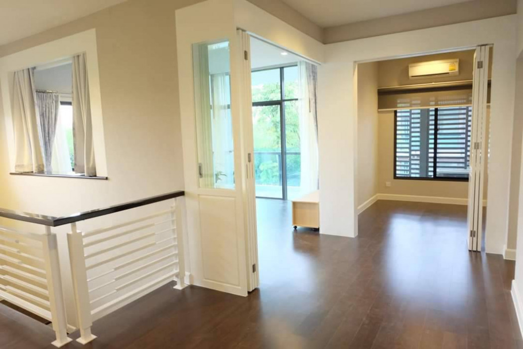 For RentHouseLadkrabang, Suwannaphum Airport : Single house for rent, Setthasiri On Nut, Srinakarin, 4 bedrooms, near the expressway.