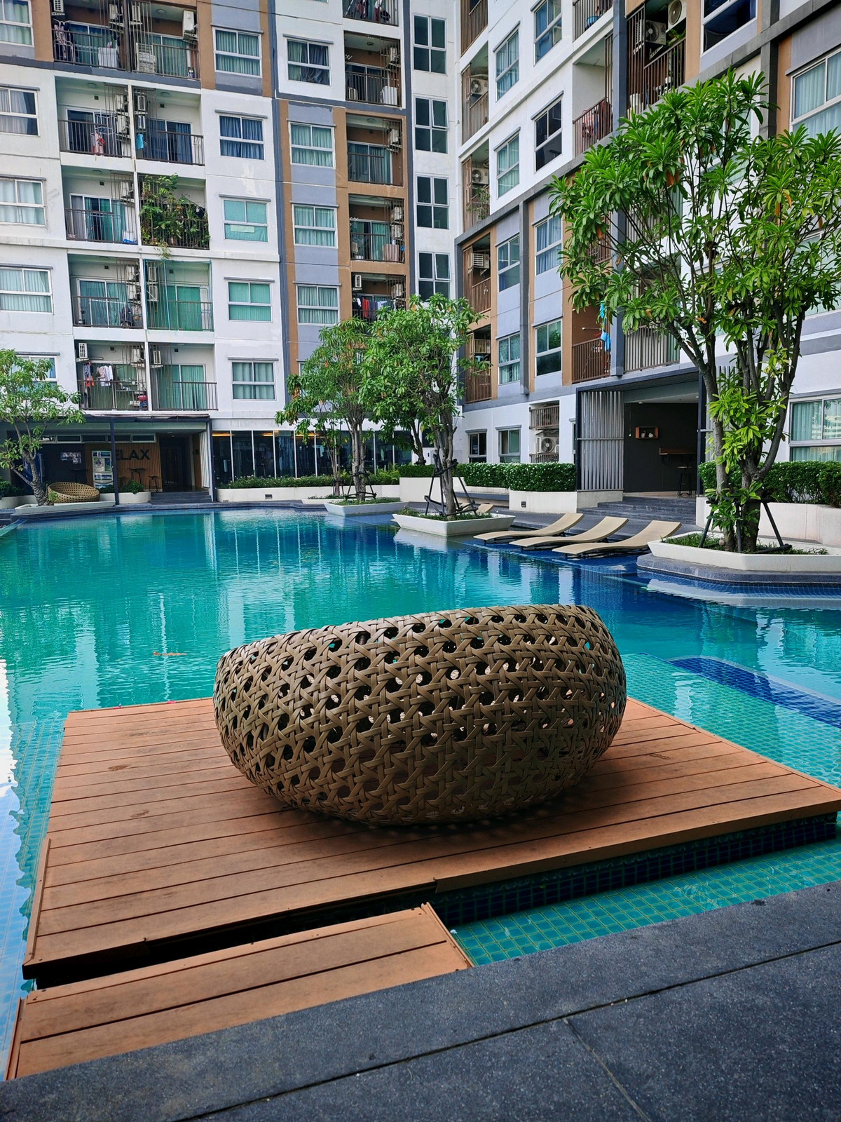 ให้เช่าคอนโดแจ้งวัฒนะ เมืองทอง : ให้เช่า คอนโด The Trust งามวงศ์วาน ขนาด 24.5 ตร.ม. ชั้น 27 ราคา 6,500 บาท/เดือน เฟอร์และเครื่องใช้ไฟฟ้าครบ  contact : 095-9571441 ID Line : nada_sara