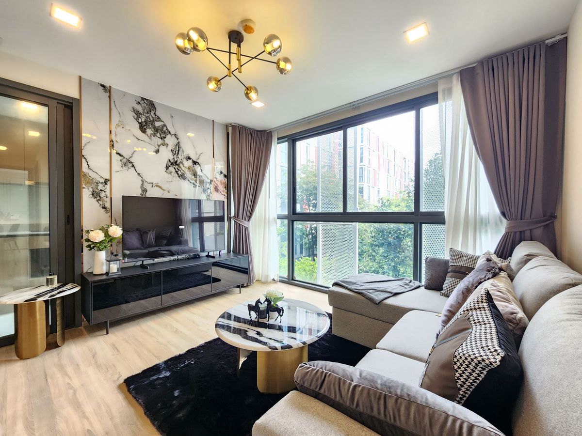 ให้เช่าคอนโดสุขุมวิท อโศก ทองหล่อ : Experience Comfortable Low-Rise Living in Ekkamai | Recently Furnished 2-Bedroom Condo on the 4th Floor at Taka Haus