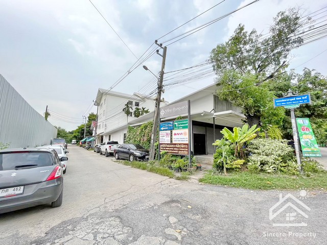 For SaleLandChaengwatana, Muangthong : Land for sale 233 wa, Soi Tiwanon - Pak Kret 56 (Soi Phra Mahakarun 25), very good location, there is a condo being built in front of the alley, the location has a future.