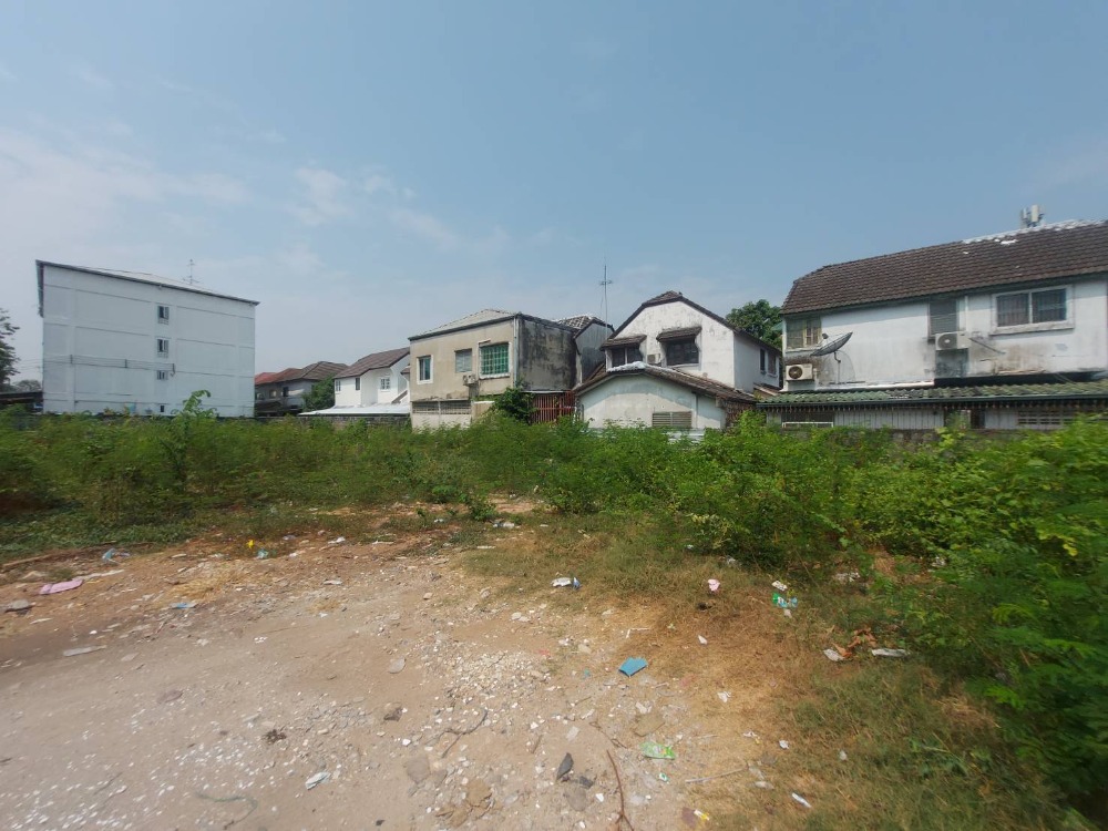 For SaleLandLadprao101, Happy Land, The Mall Bang Kapi : Empty land Ladprao 101 Soi 31 : 2 ngan 49 sq.wa. width 50 m. depth 21 m.