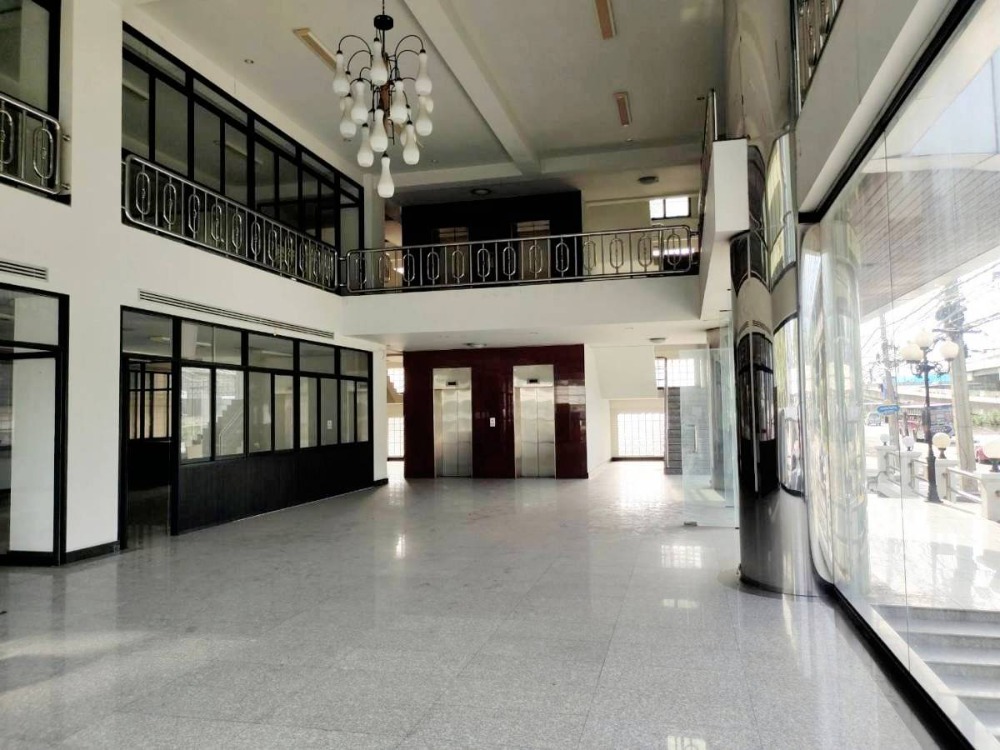 For RentOfficeBangna, Bearing, Lasalle : Office building for rent, 6 floors high, next to the main road, Bangna-Trad, km. 15, Mangwell Building, Icelandic, code B8012.