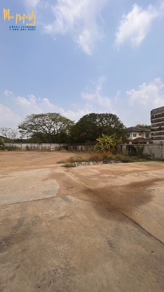 ขายโรงงานนครปฐม : ขาย/เช่า  ที่ดินพร้อมโกดังสินค้า  ติดถนนเพชรเกษม ขนาดพื้นที่ 900 ตร.ว.  ทำเลติดถนนหลังติดคลอง สามารถเปิดเป็นโชว์รูมหรือทำกิจการได้หลายประเภท  ME-137