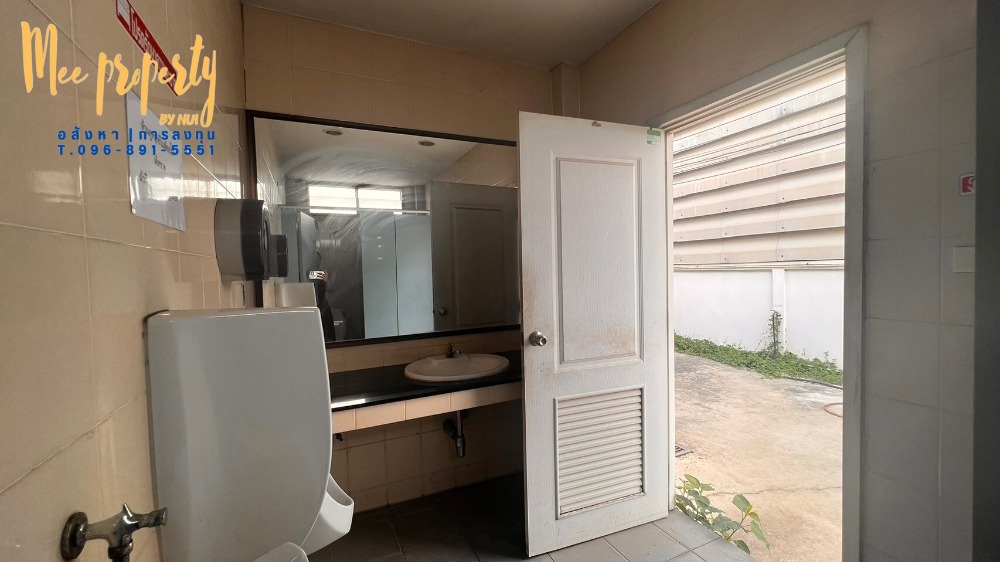 ขายโรงงานนครปฐม : ขาย/เช่า  ที่ดินพร้อมโกดังสินค้า  ติดถนนเพชรเกษม ขนาดพื้นที่ 900 ตร.ว.  ทำเลติดถนนหลังติดคลอง สามารถเปิดเป็นโชว์รูมหรือทำกิจการได้หลายประเภท  ME-137