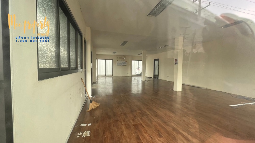 ขายโรงงานนครปฐม : ขาย/เช่า  ที่ดินพร้อมโกดังสินค้า  ติดถนนเพชรเกษม ขนาดพื้นที่ 900 ตร.ว.  ทำเลติดถนนหลังติดคลอง สามารถเปิดเป็นโชว์รูมหรือทำกิจการได้หลายประเภท  ME-137