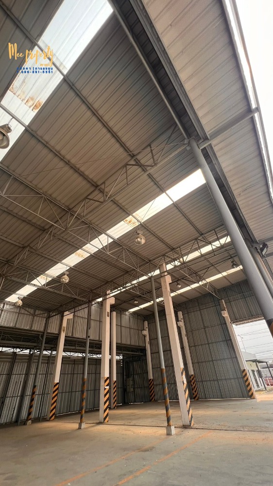 ขายโรงงานนครปฐม : ขาย/เช่า  ที่ดินพร้อมโกดังสินค้า  ติดถนนเพชรเกษม ขนาดพื้นที่ 900 ตร.ว.  ทำเลติดถนนหลังติดคลอง สามารถเปิดเป็นโชว์รูมหรือทำกิจการได้หลายประเภท  ME-137