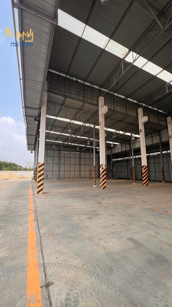 ขายโรงงานนครปฐม : ขาย/เช่า  ที่ดินพร้อมโกดังสินค้า  ติดถนนเพชรเกษม ขนาดพื้นที่ 900 ตร.ว.  ทำเลติดถนนหลังติดคลอง สามารถเปิดเป็นโชว์รูมหรือทำกิจการได้หลายประเภท  ME-137