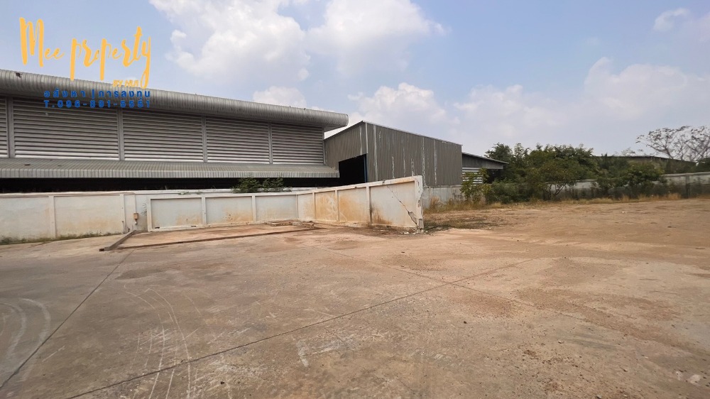 ขายโรงงานนครปฐม : ขาย/เช่า  ที่ดินพร้อมโกดังสินค้า  ติดถนนเพชรเกษม ขนาดพื้นที่ 900 ตร.ว.  ทำเลติดถนนหลังติดคลอง สามารถเปิดเป็นโชว์รูมหรือทำกิจการได้หลายประเภท  ME-137