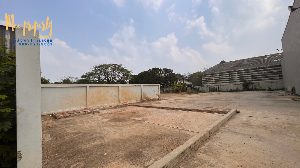 ขายโรงงานนครปฐม : ขาย/เช่า  ที่ดินพร้อมโกดังสินค้า  ติดถนนเพชรเกษม ขนาดพื้นที่ 900 ตร.ว.  ทำเลติดถนนหลังติดคลอง สามารถเปิดเป็นโชว์รูมหรือทำกิจการได้หลายประเภท  ME-137