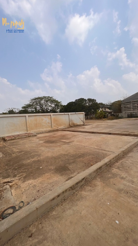 ขายโรงงานนครปฐม : ขาย/เช่า  ที่ดินพร้อมโกดังสินค้า  ติดถนนเพชรเกษม ขนาดพื้นที่ 900 ตร.ว.  ทำเลติดถนนหลังติดคลอง สามารถเปิดเป็นโชว์รูมหรือทำกิจการได้หลายประเภท  ME-137