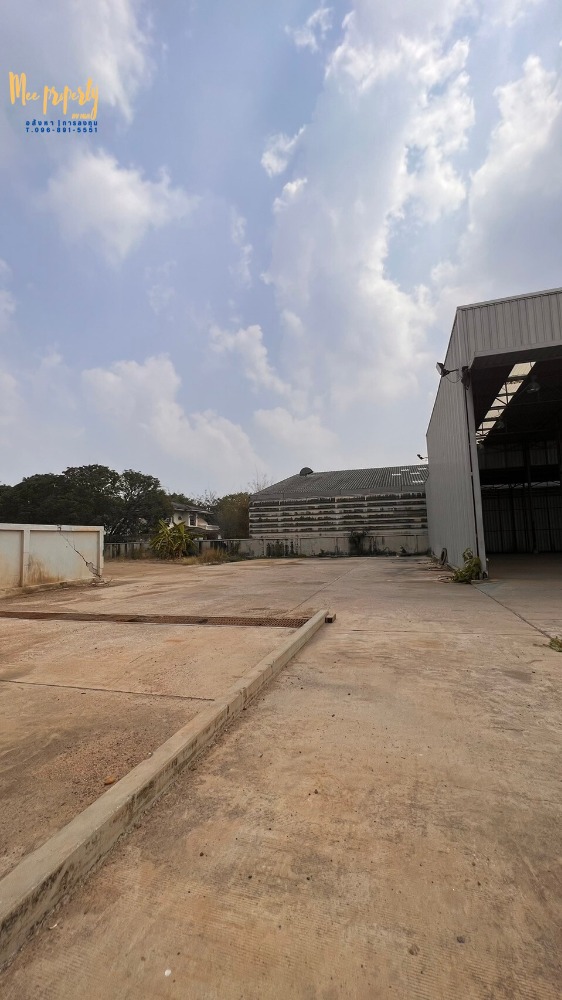 ขายโรงงานนครปฐม : ขาย/เช่า  ที่ดินพร้อมโกดังสินค้า  ติดถนนเพชรเกษม ขนาดพื้นที่ 900 ตร.ว.  ทำเลติดถนนหลังติดคลอง สามารถเปิดเป็นโชว์รูมหรือทำกิจการได้หลายประเภท  ME-137