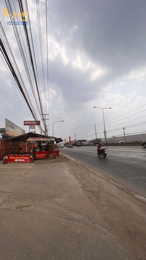 ขายโรงงานนครปฐม : ขาย/เช่า  ที่ดินพร้อมโกดังสินค้า  ติดถนนเพชรเกษม ขนาดพื้นที่ 900 ตร.ว.  ทำเลติดถนนหลังติดคลอง สามารถเปิดเป็นโชว์รูมหรือทำกิจการได้หลายประเภท  ME-137