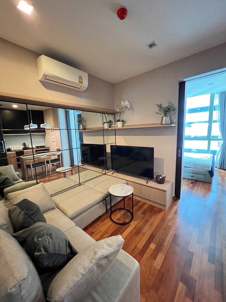 For RentCondoRatchathewi,Phayathai : The actual room is actually available. Very rare. Wish Signature Midtown Siam Luxuly Condo. The room is exactly as described, not flashy. Hurry, theres only 1 room available.