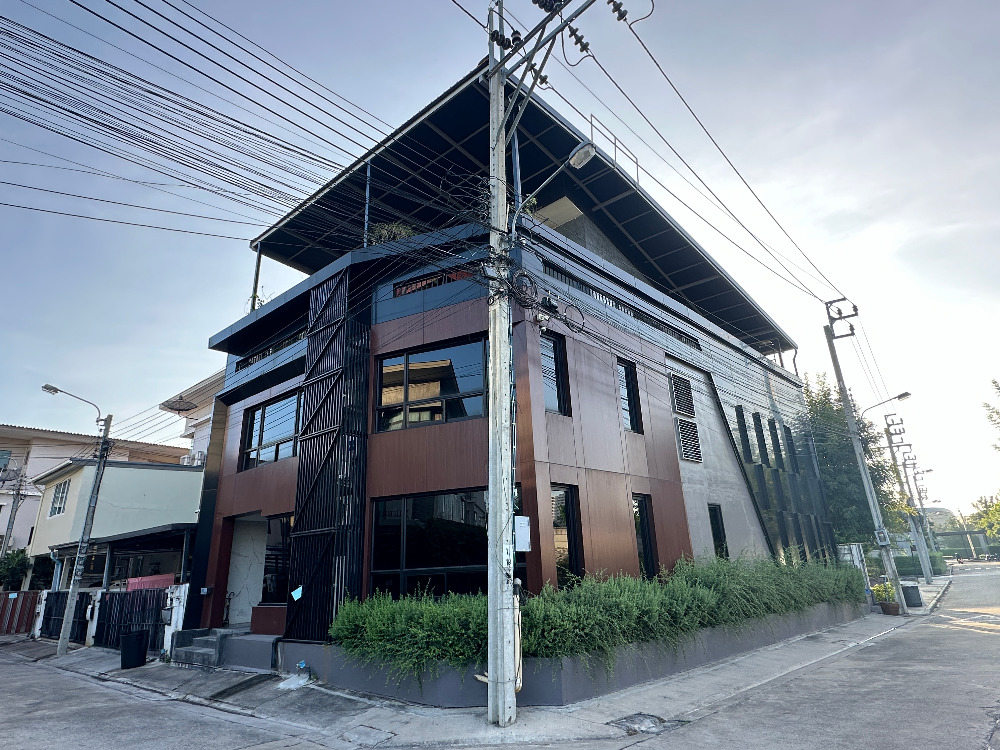 For SaleHome OfficeChaengwatana, Muangthong : Home Office for sale, Pruksa Ville 65/2 Srisamarn project, corner house, beautiful addition, full space, meets every use, very good location, next to Robinson Srisamarn Department Store, only 100 meters.