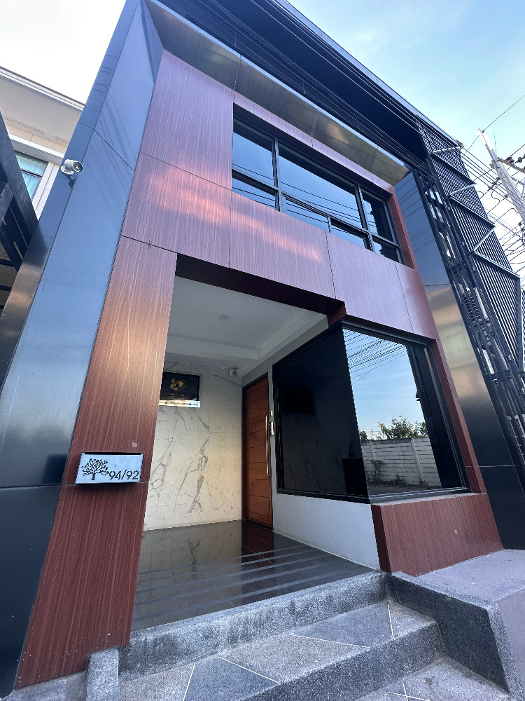 For SaleHome OfficeChaengwatana, Muangthong : Home Office for sale, Pruksa Ville 65/2 Srisamarn project, corner house, beautiful addition, full space, meets every use, very good location, next to Robinson Srisamarn Department Store, only 100 meters.