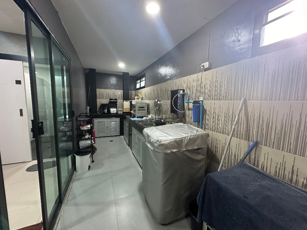 For SaleHome OfficeChaengwatana, Muangthong : Home Office for sale, Pruksa Ville 65/2 Srisamarn project, corner house, beautiful addition, full space, meets every use, very good location, next to Robinson Srisamarn Department Store, only 100 meters.