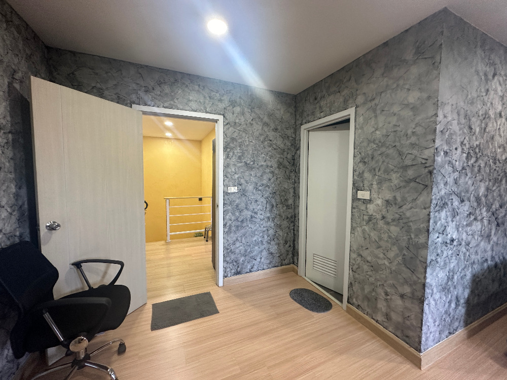 For SaleHome OfficeChaengwatana, Muangthong : Home Office for sale, Pruksa Ville 65/2 Srisamarn project, corner house, beautiful addition, full space, meets every use, very good location, next to Robinson Srisamarn Department Store, only 100 meters.
