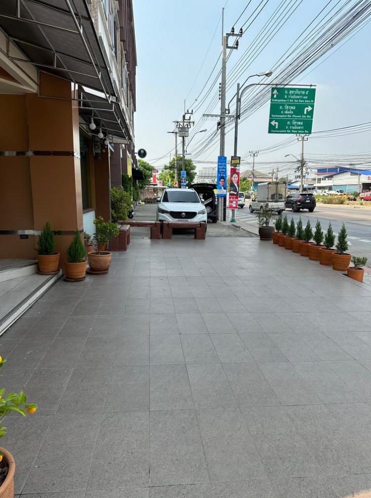 4 storey commercial building on Sukhaphiban 5 | 54 sq m. 430 sq m. | Beautifully decorated | Near Plearnary Mall 6 mins., BTS Sai Yut 8 mins., MRT Watcharaphon 8 mins. Loading...