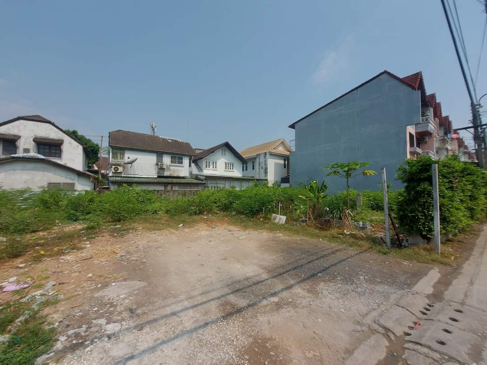 For SaleLandLadprao101, Happy Land, The Mall Bang Kapi : Vacant land 325 square wah, Lat Phrao 101, width 66 meters, road in front of the land 5.5 meters wide.